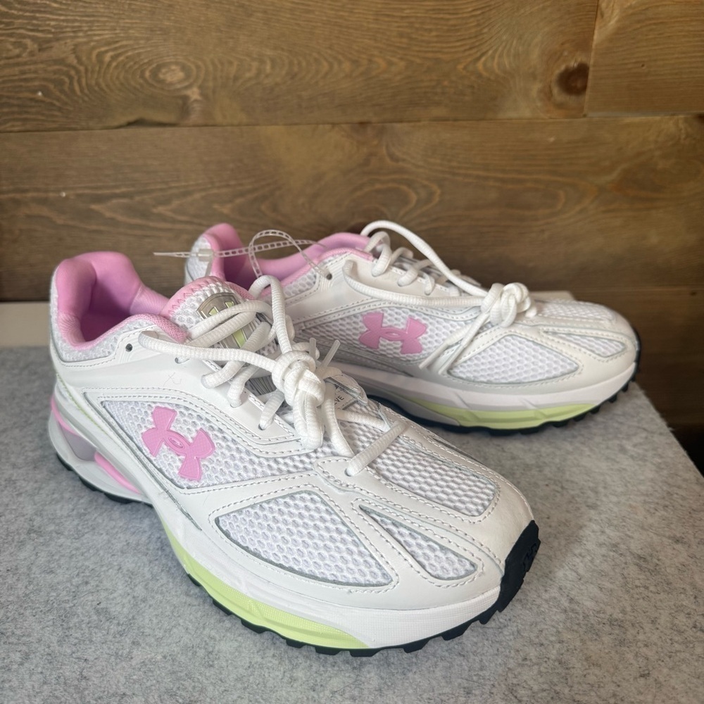 NWOT Under Armour Women’s New HOVR Apparition White and Pink Running 8.5 Shoes